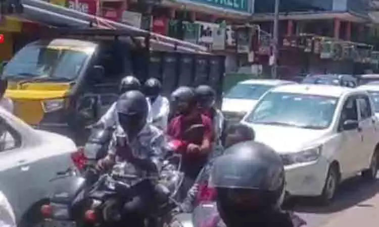 तारामणि में MGR रोड पर यातायात जाम से यात्रियों को परेशानी तारामणि में MGR रोड पर यातायात जाम से यात्रियों को परेशानी