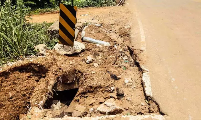 Kerala: गर्मियों की बारिश में सड़क बह गई Kerala: गर्मियों की बारिश में सड़क बह गई