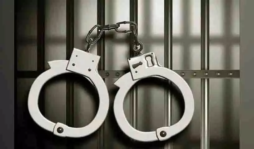 Hyderabad: शहर के बाहरी इलाके में फार्म हाउस में मुजरा पार्टी का भंडाफोड़ Hyderabad: शहर के बाहरी इलाके में फार्म हाउस में मुजरा पार्टी का भंडाफोड़