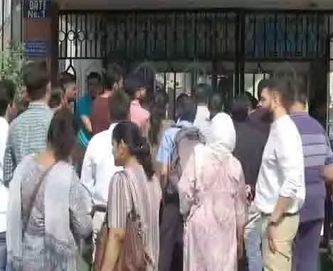 फीस वृद्धि के विरोध में अभिभावकों ने स्कूलों के बाहर किया प्रदर्शन, सरकार से की कार्रवाई की मांग फीस वृद्धि के विरोध में अभिभावकों ने स्कूलों के बाहर किया प्रदर्शन, सरकार से की कार्रवाई की मांग