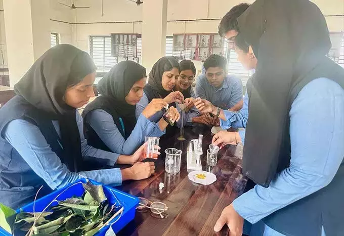 पोन्नानी MES कॉलेज के प्राणीशास्त्र के छात्रों ने साम्यवादी हरे रंग से स्याही बनाई पोन्नानी MES कॉलेज के प्राणीशास्त्र के छात्रों ने साम्यवादी हरे रंग से स्याही बनाई
