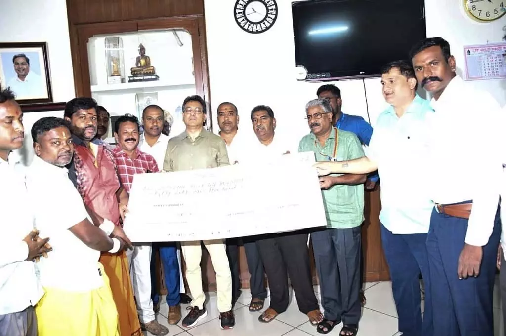 Bengaluru : मंदिर के जीर्णोद्धार के लिए 50 लाख रुपये का अनुदान Bengaluru : मंदिर के जीर्णोद्धार के लिए 50 लाख रुपये का अनुदान