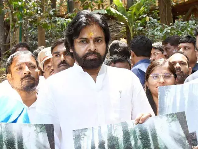 Pawan Kalyan: अपने दर्द पर काबू पाते हुए अराकू में अपना दौरा जारी रखा Pawan Kalyan: अपने दर्द पर काबू पाते हुए अराकू में अपना दौरा जारी रखा