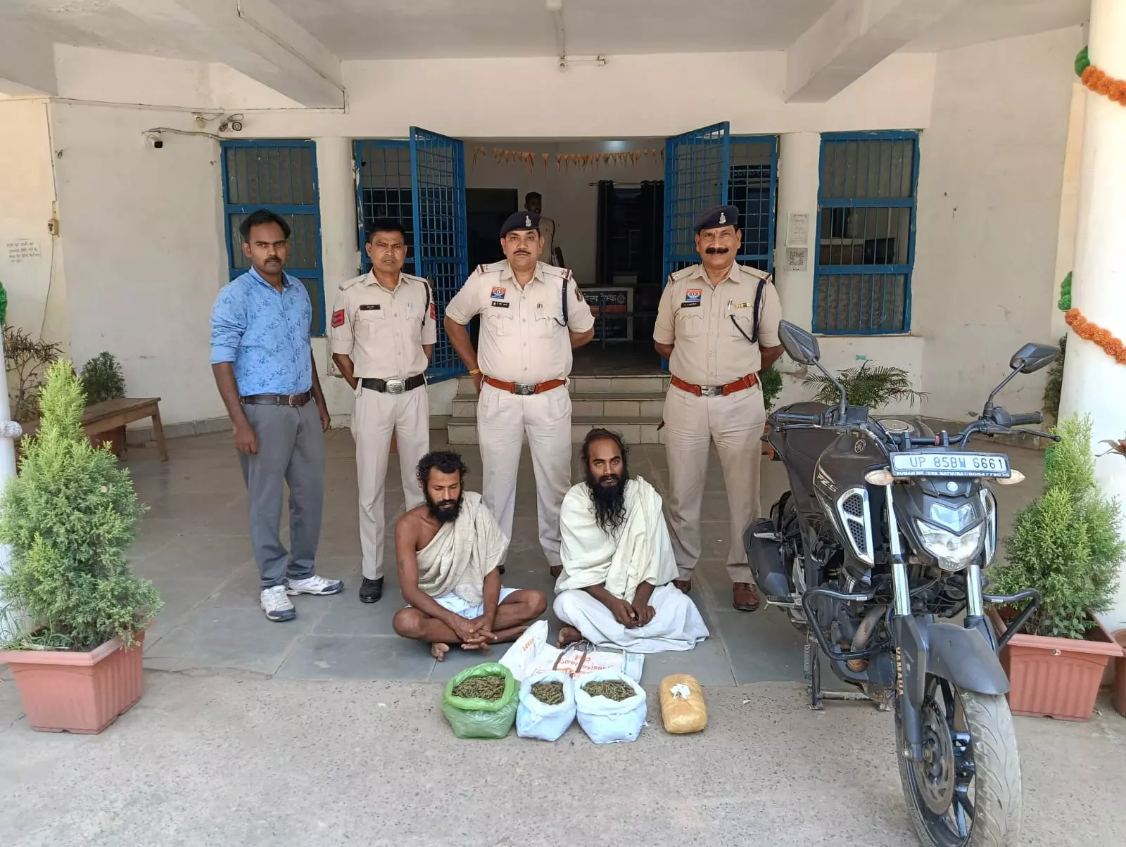 साधु वेशधारी तस्करों की पोल खुली, गांजा के साथ गिरफ्तार साधु वेशधारी तस्करों की पोल खुली, गांजा के साथ गिरफ्तार