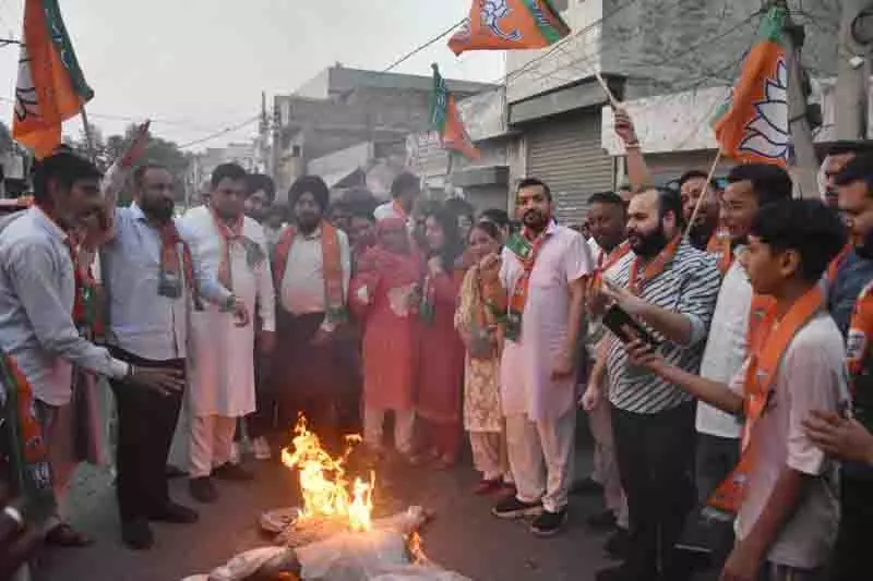 BJP नेताओं ने मनोरंजन कालिया के घर पर हमले की निंदा की BJP नेताओं ने मनोरंजन कालिया के घर पर हमले की निंदा की