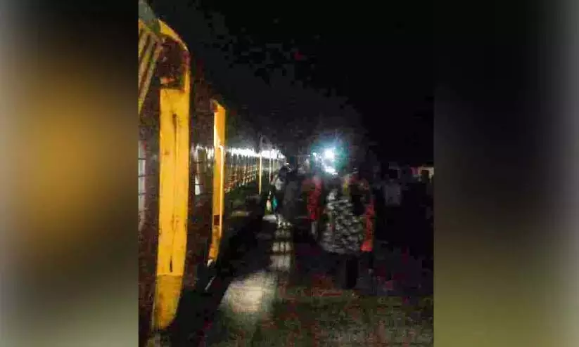 मय्यनाड रेलवे स्टेशन अंधेरे में; यात्री फंसे हुए मय्यनाड रेलवे स्टेशन अंधेरे में; यात्री फंसे हुए