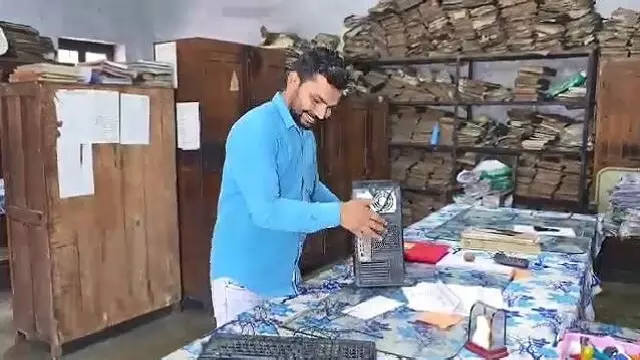 न्यायालय के आदेश के अनुसार, अधिकारियों ने संबलपुर में OSRTC कार्यालय में जब्त की संपत्ति न्यायालय के आदेश के अनुसार, अधिकारियों ने संबलपुर में OSRTC कार्यालय में जब्त की संपत्ति