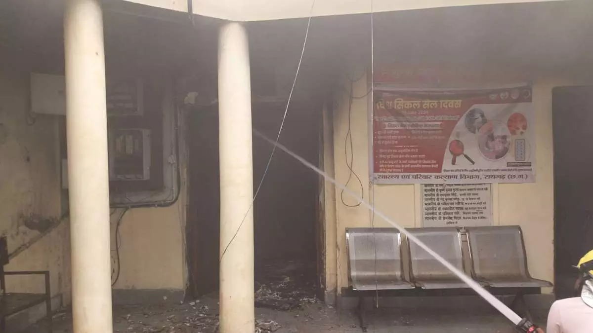 जिला अस्पताल में बड़ी घटना, इनवर्टर बैटरी हुआ विस्फोट जिला अस्पताल में बड़ी घटना, इनवर्टर बैटरी हुआ विस्फोट