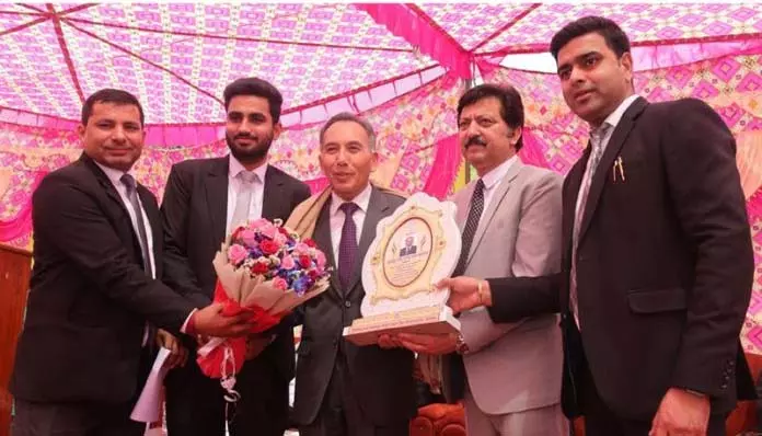 J&K हाईकोर्ट बार ने जस्टिस ताशी और जस्टिस पुनीत को विदाई दी J&K हाईकोर्ट बार ने जस्टिस ताशी और जस्टिस पुनीत को विदाई दी