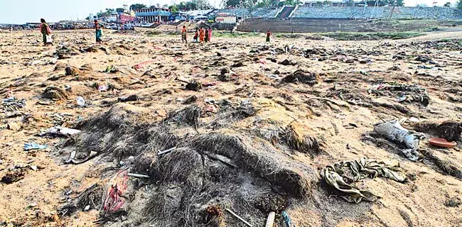 Telangana: रेत के टीलों पर प्लास्टिक कचरा हर जगह फैला हुआ Telangana: रेत के टीलों पर प्लास्टिक कचरा हर जगह फैला हुआ