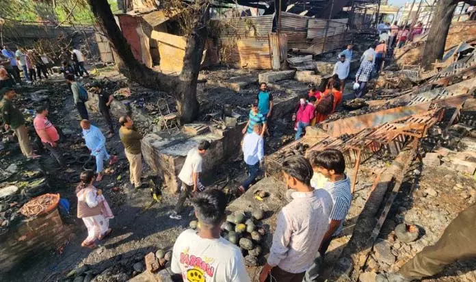 Bakshi Nagar में आग लगने से फल-सब्जी की दर्जनों दुकानें जलकर खाक Bakshi Nagar में आग लगने से फल-सब्जी की दर्जनों दुकानें जलकर खाक