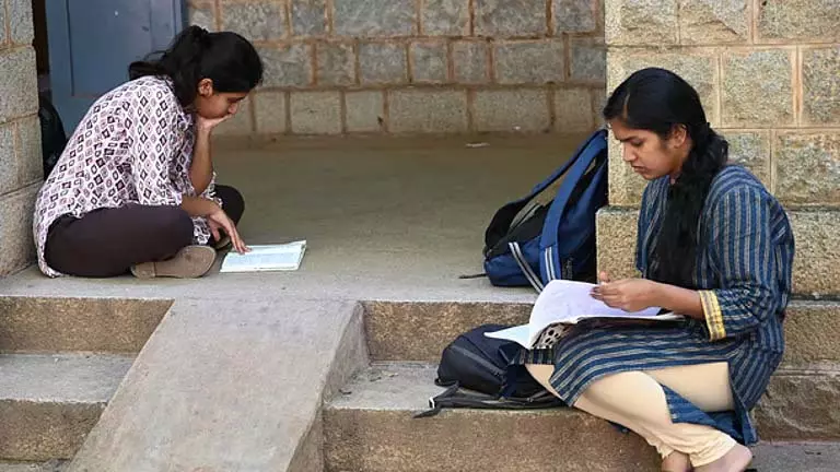 हाईकोर्ट के हस्तक्षेप के बाद गर्भवती महिला अपनी मनचाही जगह पर KPSC परीक्षा दे सकेगी हाईकोर्ट के हस्तक्षेप के बाद गर्भवती महिला अपनी मनचाही जगह पर KPSC परीक्षा दे सकेगी