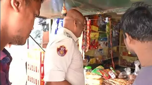कमिश्नरेट पुलिस ने भुवनेश्वर के पाटिया में दुकानों से जब्त किया गांजा कमिश्नरेट पुलिस ने भुवनेश्वर के पाटिया में दुकानों से जब्त किया गांजा