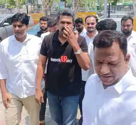 एआई-जनरेटेड वीडियो मामले में BRS सोशल मीडिया प्रभारी तेलंगाना पुलिस के समक्ष पेश हुए एआई-जनरेटेड वीडियो मामले में BRS सोशल मीडिया प्रभारी तेलंगाना पुलिस के समक्ष पेश हुए