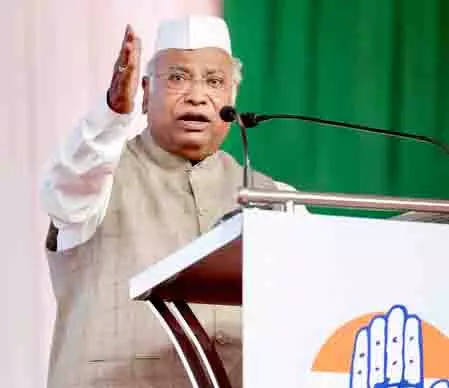 EVM में हेराफेरी, संस्थागत पतन, खड़गे ने कांग्रेस अधिवेशन में मोदी सरकार की आलोचना की EVM में हेराफेरी, संस्थागत पतन, खड़गे ने कांग्रेस अधिवेशन में मोदी सरकार की आलोचना की