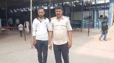 Rohtas में छापेमारी के दौरान भीड़ के हमले में महिला अधिकारी समेत छह पुलिसकर्मी घायल Rohtas में छापेमारी के दौरान भीड़ के हमले में महिला अधिकारी समेत छह पुलिसकर्मी घायल