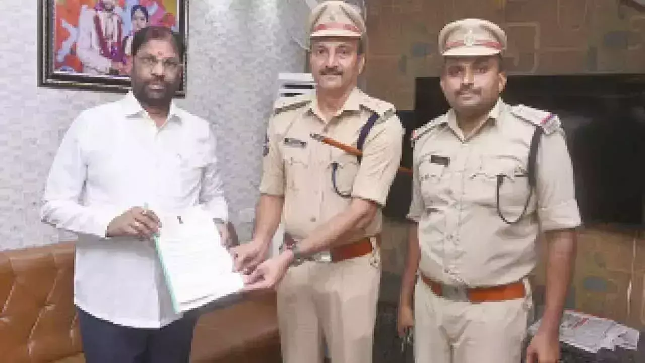 Telangana: वड्डीराजू ने सांसद निधि से 20 लाख रुपये मंजूर किए Telangana: वड्डीराजू ने सांसद निधि से 20 लाख रुपये मंजूर किए