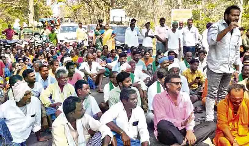 Nirmal में फसलों के लिए पानी की मांग को लेकर किसानों ने किया रास्ता रोको प्रदर्शन Nirmal में फसलों के लिए पानी की मांग को लेकर किसानों ने किया रास्ता रोको प्रदर्शन