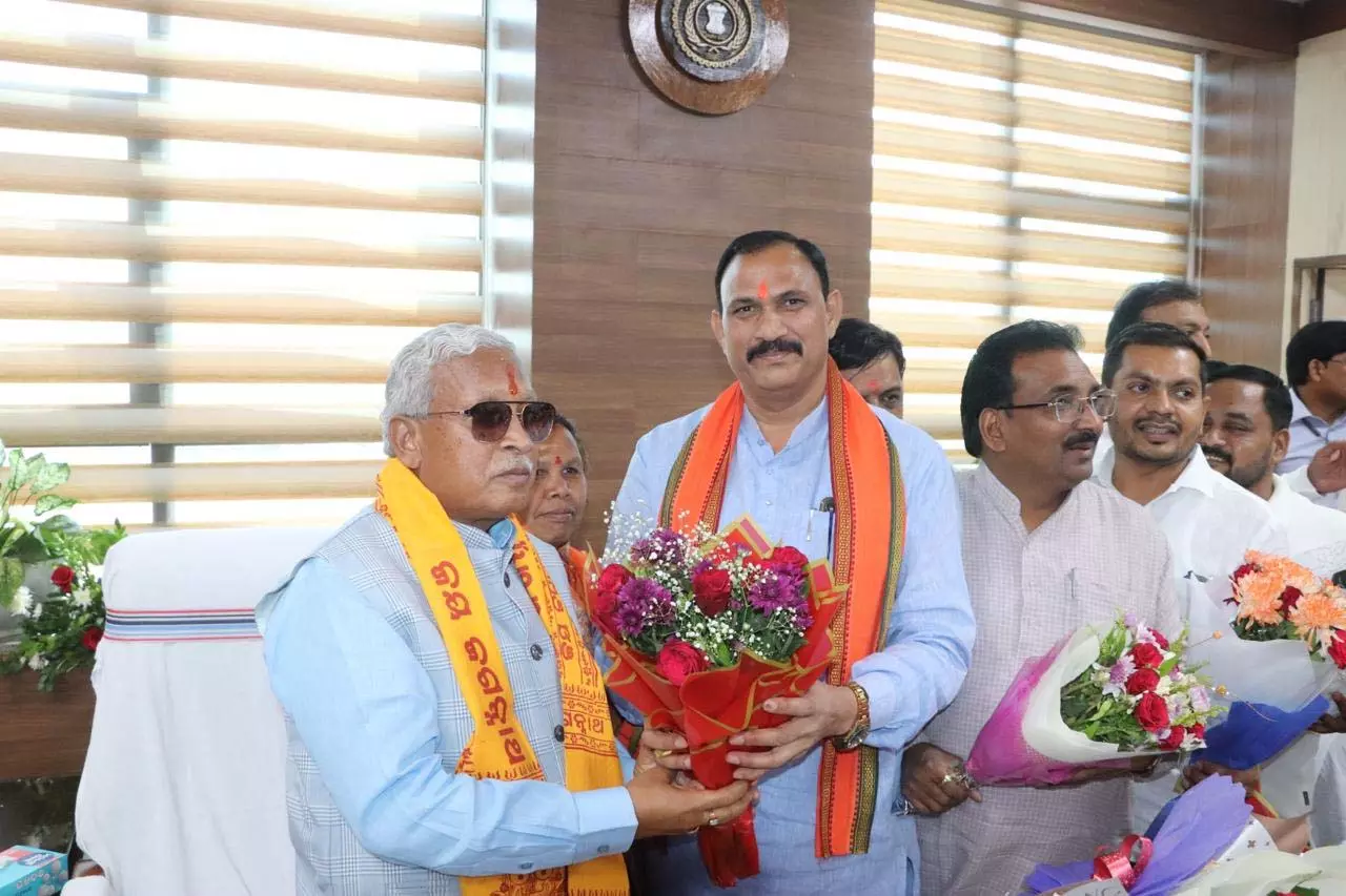 स्वास्थ्य मंत्री श्याम बिहारी जायसवाल ने डॉ. रामप्रताप सिंह को दी बधाई स्वास्थ्य मंत्री श्याम बिहारी जायसवाल ने डॉ. रामप्रताप सिंह को दी बधाई