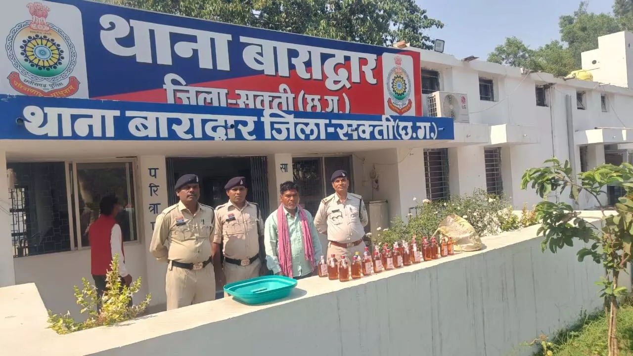 CG: अंग्रेजी शराब बेचते कोचिया गिरफ्तार CG: अंग्रेजी शराब बेचते कोचिया गिरफ्तार