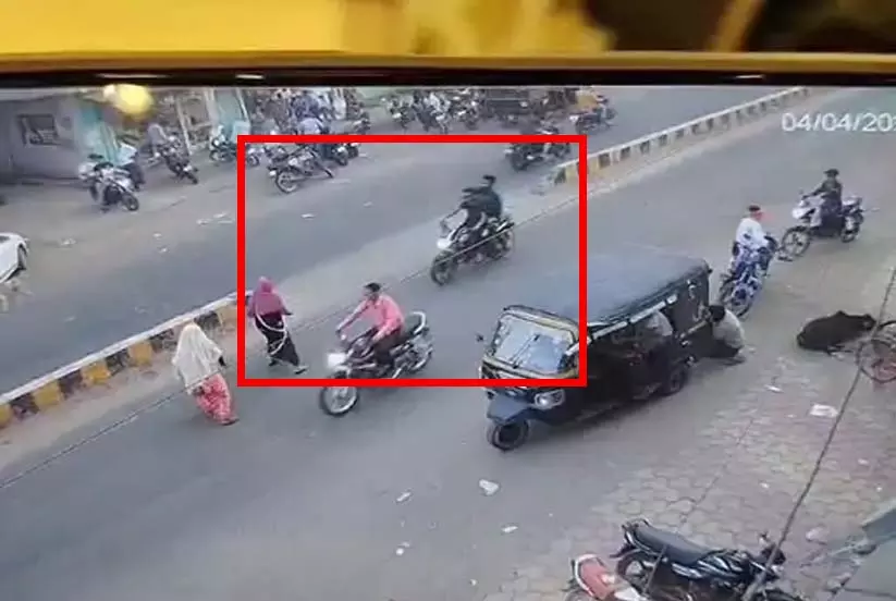 CG: नाबालिगों ने महिला को मारी टक्कर, वीडियो वायरल CG: नाबालिगों ने महिला को मारी टक्कर, वीडियो वायरल