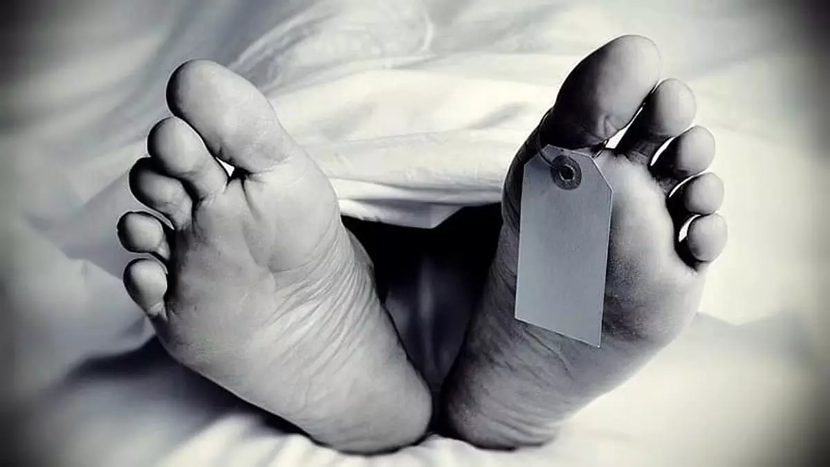 1 वर्षीय पोते के साथ दादी ने अपार्टमेंट की छत से कूदकर दी जान 1 वर्षीय पोते के साथ दादी ने अपार्टमेंट की छत से कूदकर दी जान