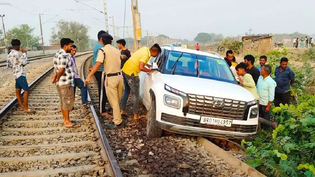 शख्स ने नशे में किया गूगल मैप का इस्तेमाल, रेलवे ट्रैक पर दौड़ाई कार शख्स ने नशे में किया गूगल मैप का इस्तेमाल, रेलवे ट्रैक पर दौड़ाई कार