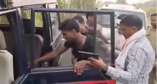 गोण्डा में पुलिस और SOG की मुठभेड़, दो शातिर बदमाश घायल होकर गिरफ्तार, अवैध हथियार बरामद गोण्डा में पुलिस और SOG की मुठभेड़, दो शातिर बदमाश घायल होकर गिरफ्तार, अवैध हथियार बरामद
