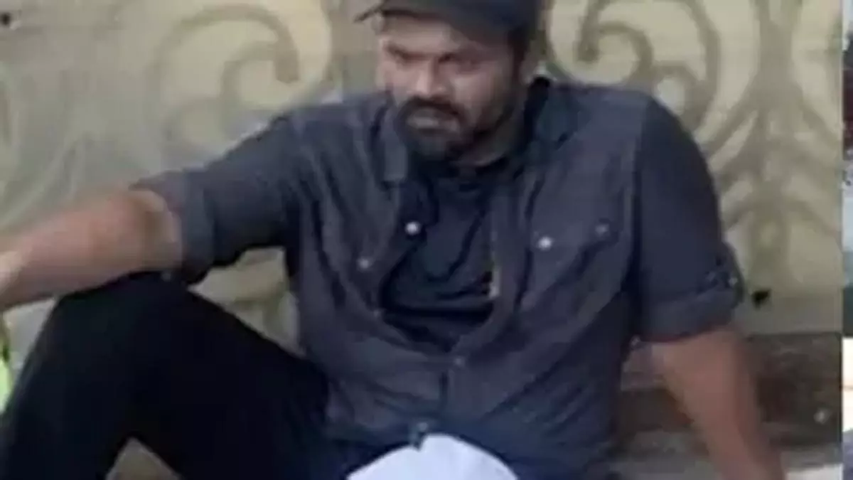 Telangana: मांचू मनोज ने पिता के घर के बाहर दिया धरना Telangana: मांचू मनोज ने पिता के घर के बाहर दिया धरना