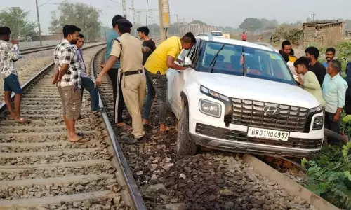 सड़क के बजाय गूगल मैप ले गया रेलवे ट्रैक में, लोको पायलट ने समय रहते बचा ली कार चालक की जान