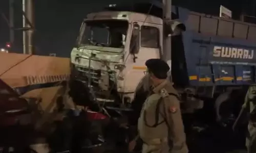 तेज रफ्तार डंपर ने वाहनों को लिया चपेट में, एक की मौत और कई लोग घायल तेज रफ्तार डंपर ने वाहनों को लिया चपेट में, एक की मौत और कई लोग घायल