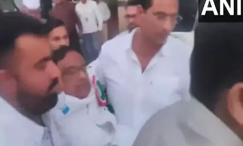 मेरे पिता निगरानी में हैं: Ahmedabad में गर्मी के कारण पी चिदंबरम के बेहोश होने के बाद कार्ति चिदंबरम मेरे पिता निगरानी में हैं: Ahmedabad में गर्मी के कारण पी चिदंबरम के बेहोश होने के बाद कार्ति चिदंबरम