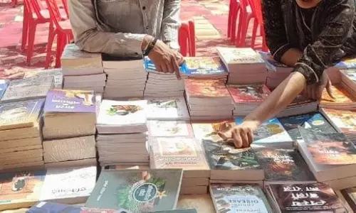 Khargone: विद्यार्थियों के लिए अवसर: खरगोन में पुस्तक मेले में रियायती दरों पर अध्ययन सामग्री Khargone: विद्यार्थियों के लिए अवसर: खरगोन में पुस्तक मेले में रियायती दरों पर अध्ययन सामग्री