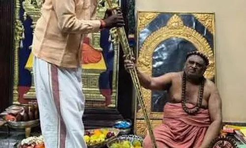 Tamil Nadu : थिरुवदुथुरई अथेनम ने मूर्तिकार को राजदंड भेंट किया