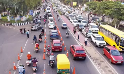 Bhubaneswar: जयदेव विहार-नाल्को चौक रोड पर लेन ड्राइविंग शुरू Bhubaneswar: जयदेव विहार-नाल्को चौक रोड पर लेन ड्राइविंग शुरू