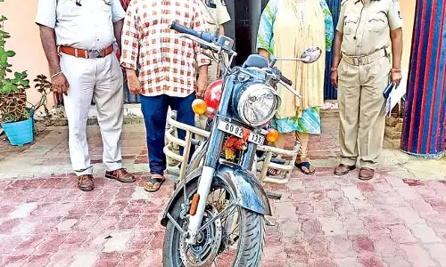 Odisha: मास्टर बुककीपर के पद पर कार्यरत वाई हेमलता पर 26.66 लाख सरकारी धन का आरोप Odisha: मास्टर बुककीपर के पद पर कार्यरत वाई हेमलता पर 26.66 लाख सरकारी धन का आरोप