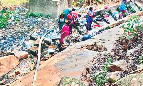 Odisha: गांव में लगे ट्यूबवेल खराब होने से झरने के पानी उपयोग कर रहे ग्रामीण Odisha: गांव में लगे ट्यूबवेल खराब होने से झरने के पानी उपयोग कर रहे ग्रामीण