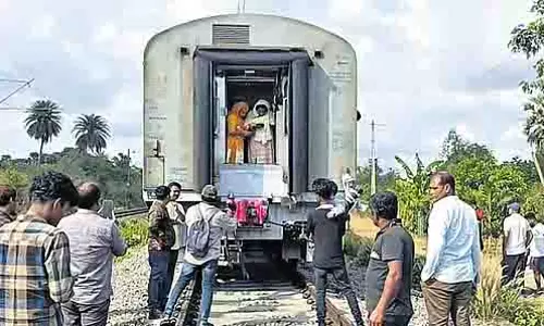 Andhra के श्रीकाकुलम के पास फलकनुमा एक्सप्रेस के 15 डिब्बे अलग हो गए Andhra के श्रीकाकुलम के पास फलकनुमा एक्सप्रेस के 15 डिब्बे अलग हो गए