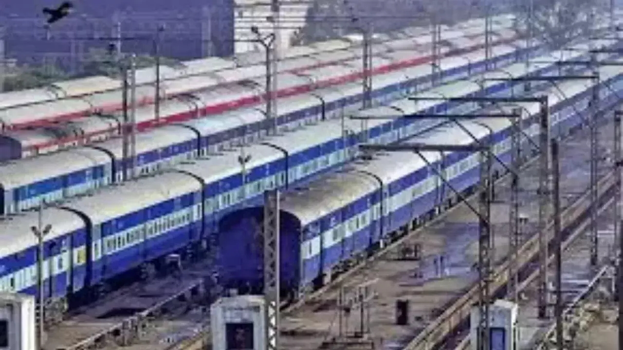 Jhansi: झांसी रेल मंडल में बुनियादी ढांचे का तेजी से विकास Jhansi: झांसी रेल मंडल में बुनियादी ढांचे का तेजी से विकास