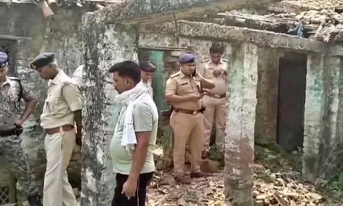 नाखून उखाड़ा फिर करंट लगाकर मार डाला, परिवार ने हत्यारे के दरवाजे पर जला दी लाश