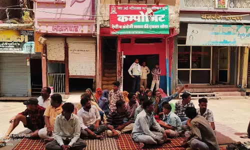 MP: राजगढ़ में शराब की दुकान हटाने की मांग को लेकर निवासियों ने धरना दिया MP: राजगढ़ में शराब की दुकान हटाने की मांग को लेकर निवासियों ने धरना दिया