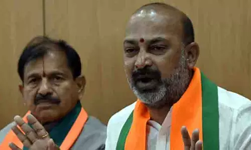 रेवंत-केटीआर मिलकर तेलंगाना को लूट रहे: Union Minister Bandi रेवंत-केटीआर मिलकर तेलंगाना को लूट रहे: Union Minister Bandi