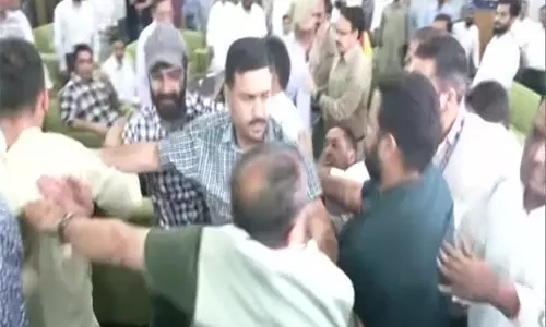 J-K विधानसभा में आप विधायकों द्वारा हिंदुओं पर की गई टिप्पणी के बाद हाथापाई, नेताओं को परिसर से बाहर धकेला गया J-K विधानसभा में आप विधायकों द्वारा हिंदुओं पर की गई टिप्पणी के बाद हाथापाई, नेताओं को परिसर से बाहर धकेला गया