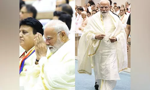 PM Modi ने नंगे पैर नवकार महामंत्र कार्यक्रम में भाग लिया, जनता के बीच बैठे PM Modi ने नंगे पैर नवकार महामंत्र कार्यक्रम में भाग लिया, जनता के बीच बैठे
