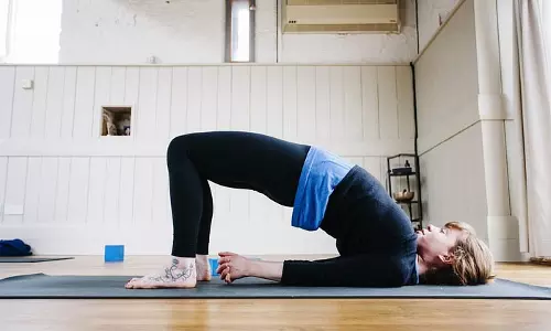 Yoga Tips: हाथ-पैरों में दर्द से राहत दिलाएंगे ये योगासन