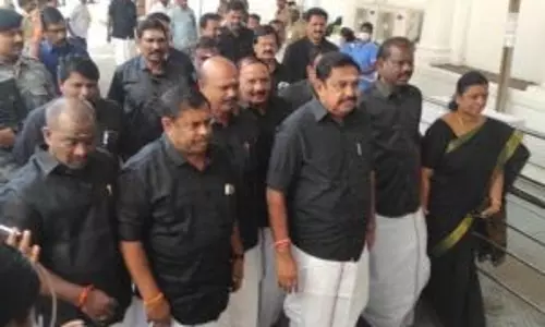 AIADMK सदस्य काली शर्ट पहनकर विधानसभा पहुंचे AIADMK सदस्य काली शर्ट पहनकर विधानसभा पहुंचे