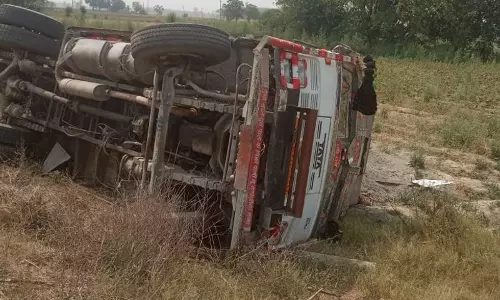 Haryana : ड्राइवरों ने ‘साथ चल रहे पुलिसकर्मियों को मारने की कोशिश में’ ट्रक पलटा दिया Haryana : ड्राइवरों ने ‘साथ चल रहे पुलिसकर्मियों को मारने की कोशिश में’ ट्रक पलटा दिया