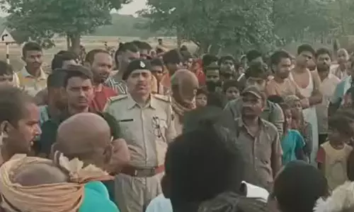 पोल से लटका मिला युवक का शव, फोन जब्त कर कॉल डिटेल की हो रही जांच पोल से लटका मिला युवक का शव, फोन जब्त कर कॉल डिटेल की हो रही जांच