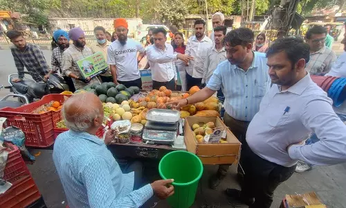 Haryana : कचरा अलग-अलग करने के लिए दुकानदारों और रेहड़ी-पटरी वालों को डस्टबिन वितरित किए