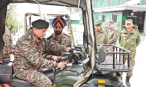 सेना प्रमुख ने उत्तरी कश्मीर में नियंत्रण रेखा पर अग्रिम चौकियों का दौरा किया